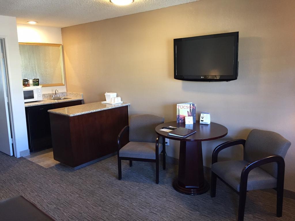Ramada Tucson East Hotel Buitenkant foto